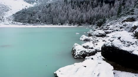 Toma-Aérea-Del-Hermoso-Lago-Glacial-Azul,-Lago-Di-Sorapiss,-Dolomitas,-Italia-En-Invierno