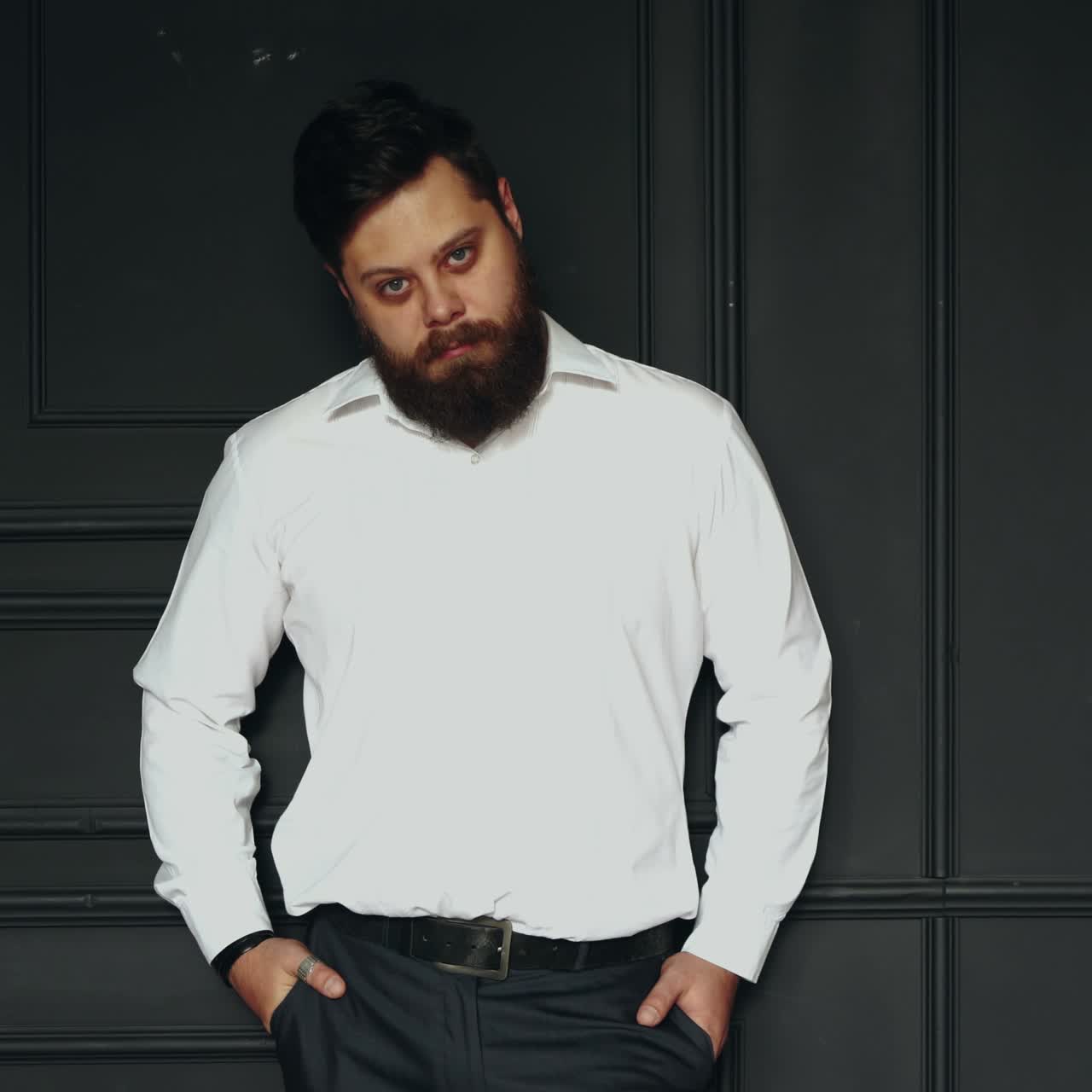 Uomo dall'aspetto deciso in studio