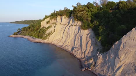 Scarborough-Bluffs-Acantilado-Erosión-A-Lo-Largo-De-La-Costa-Del-Lago-Ontario-De-Agua-Dulce-Durante-El-Amanecer