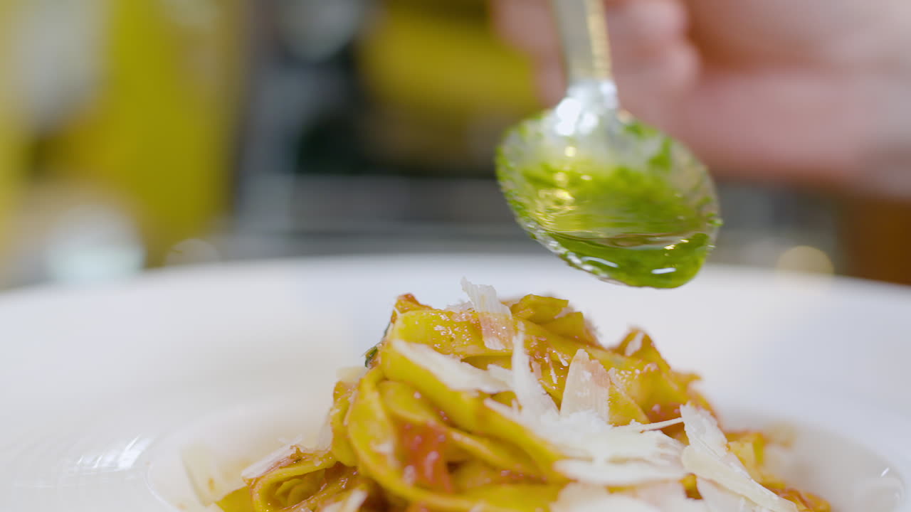 이탈리안 레스토랑에서 파스타 요리를 준비하는 요리사 3