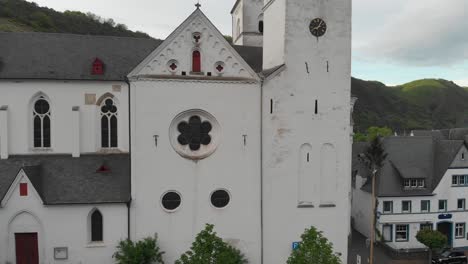 vista aérea del pedestal de la iglesia de st castor, ubicada en treis-karden en alemania, famoso destino turístico en el valle del mosel
