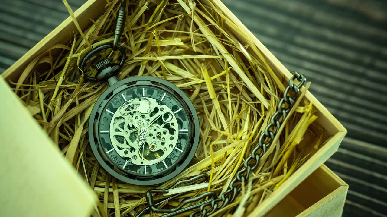 타임 스 주머니 시계 윈더는 나무 상자에 있는 천연 밀 에 있습니다.