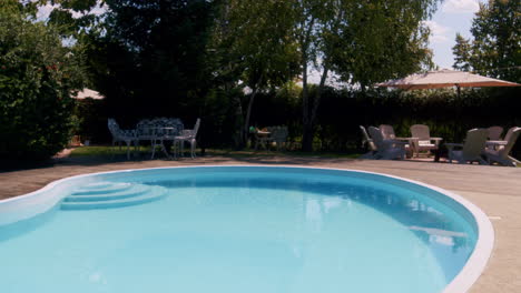 piscina azul en el jardín fiesta de verano