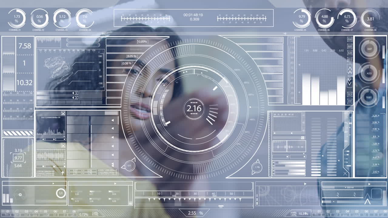 animación del procesamiento de datos en la pantalla sobre una mujer de negocios biracial.