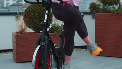 Frau-Führt-Aerobes-Ausdauertraining,-Cardio-Training-Auf-Den-Simulatoren-Und-Fahrradtraining-Durch