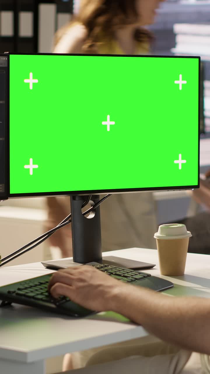 Vertikal video IT-specialist programmerer med chroma key på computer