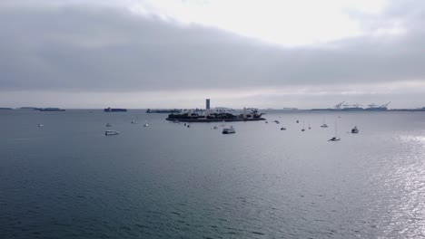 Un-Hermoso-Disparo-Aéreo-De-Drones,-Drones-Volando-Hacia-La-Isla-De-Thums-En-Long-Beach,-California