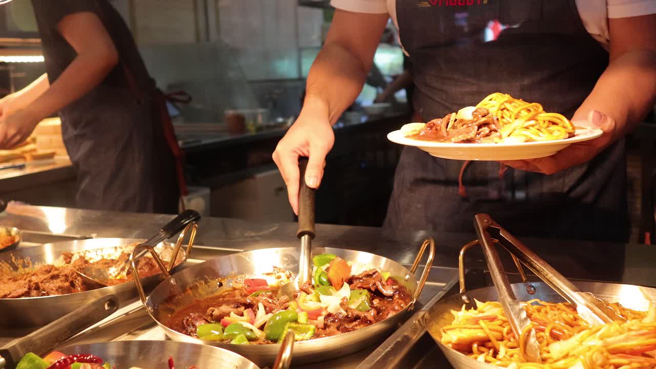 시장 상점 에서 음식 을 제공 하는 요리사