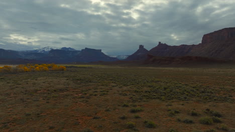 Drone-Antena-Hacia-La-Sal-Montañas-Moab-Utah