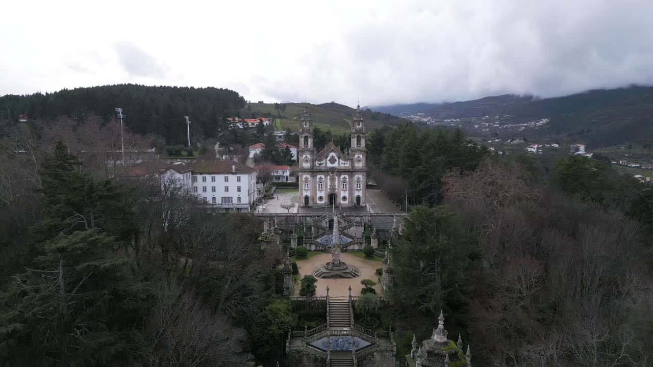 santuario barroco en lamego, viseu, portugal - desde el aire