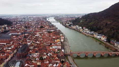 vista panorámica del avión no tripulado de los puntos de referencia de la ciudad de heidelberg en el río neckar, alemania
