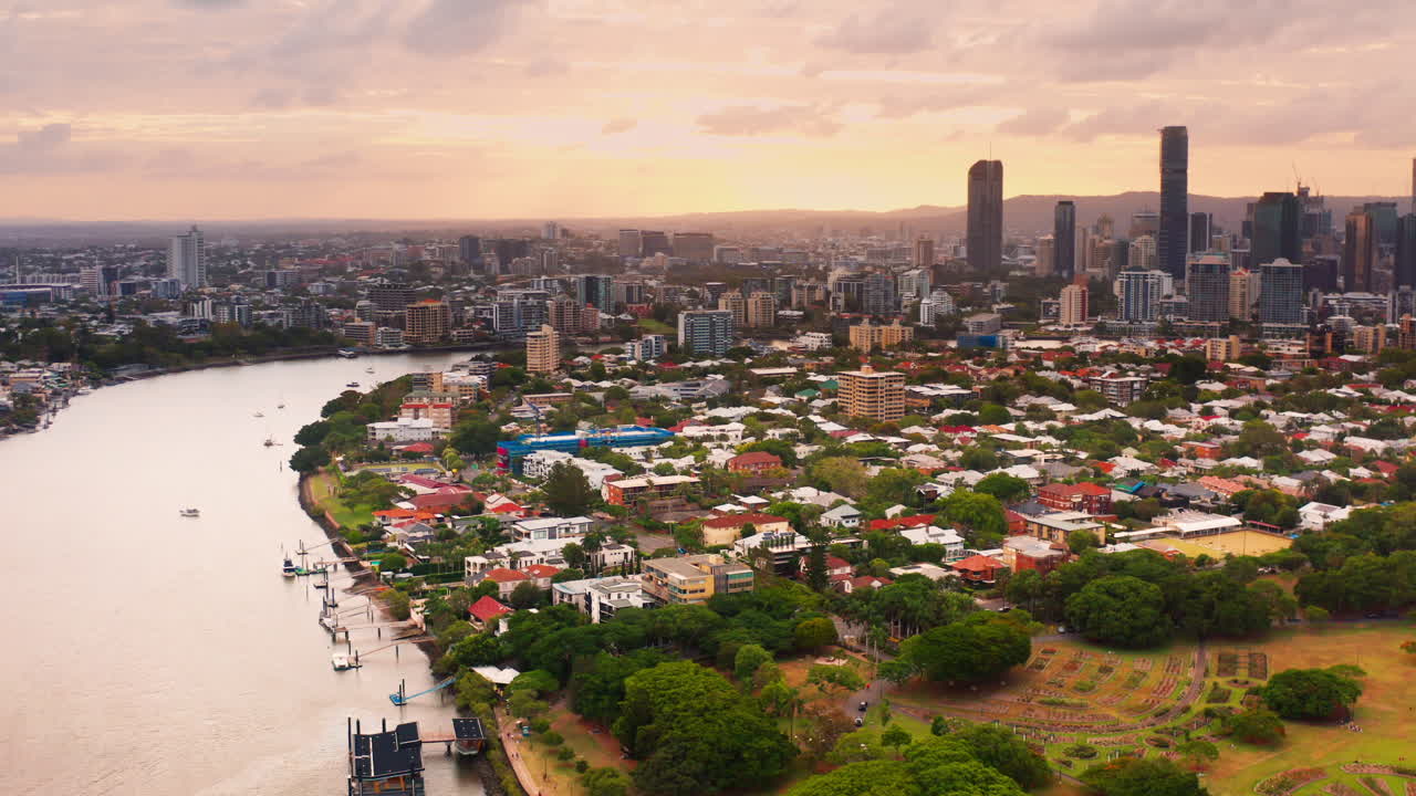 강 도시 풍경의 arial 일몰