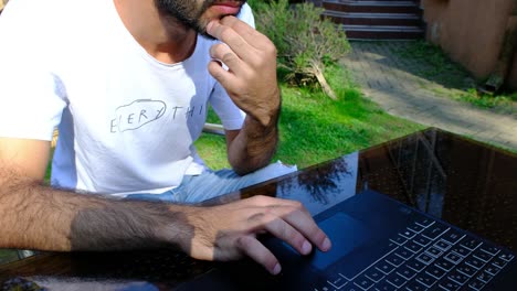 joven usando una computadora