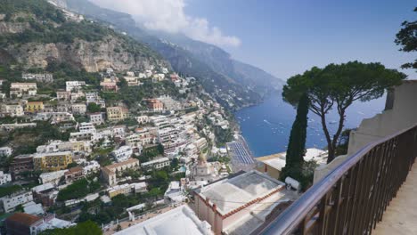 Blick-Von-Der-Klippe-Auf-Die-Riesige-Stadt-|-Positano,-Italien,-Malerischer-Sommer,-Klippenhang,-Immersiver-Reisetourismus,-Berghang,-Europa,-Wandern,-Wackelig,-4k