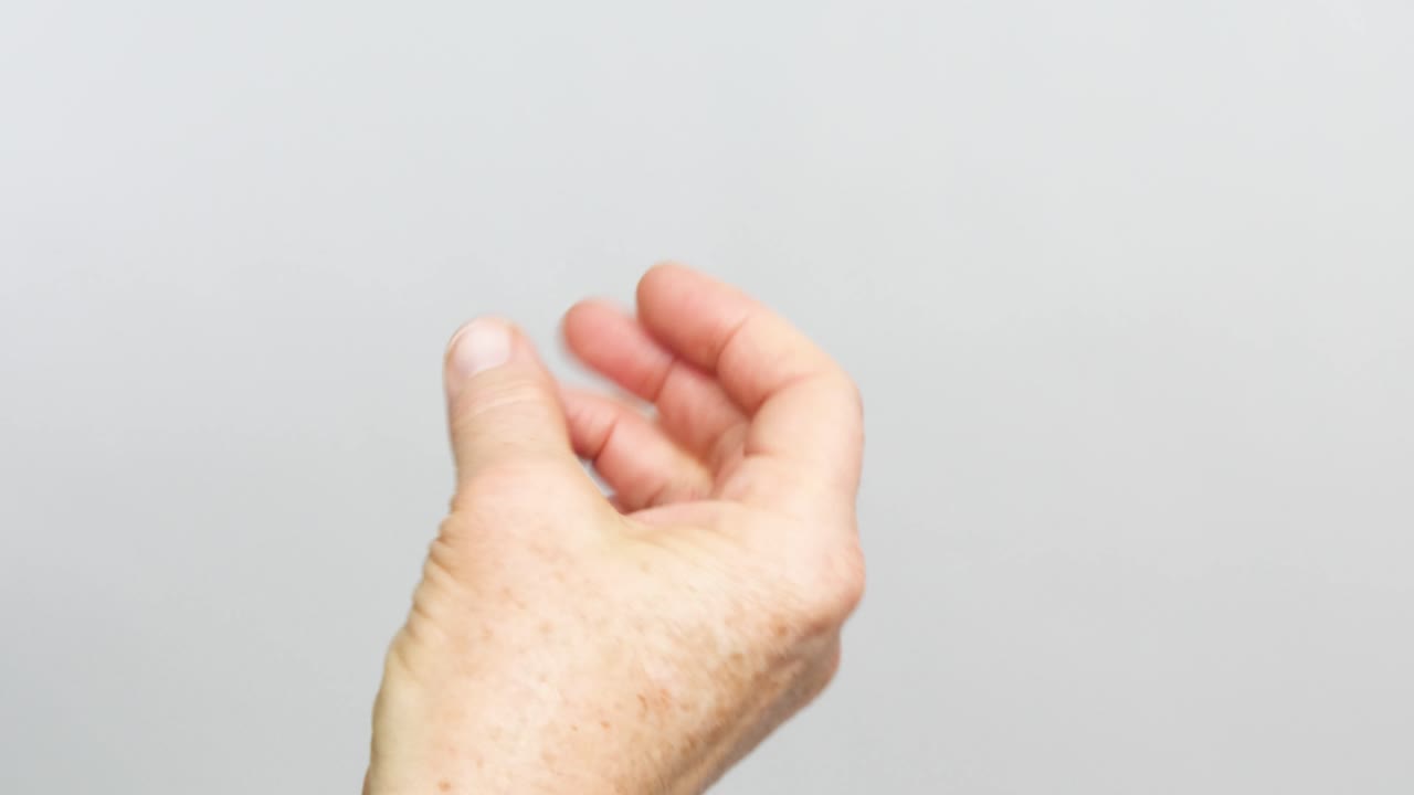 흰색 배경에 고립 된 동안 수석 여성의 손 스냅