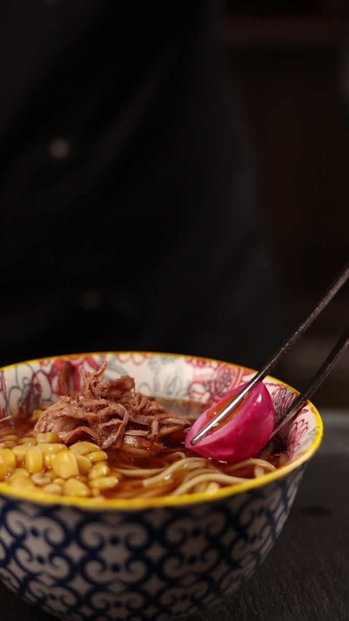 셰프가 라멘을 준비하고 있다