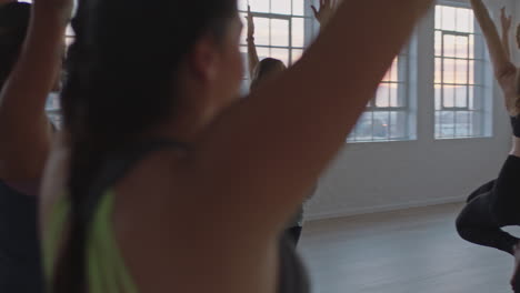 Yoga-Kursleiterin-Unterrichtet-Schwangere-Frauen-Bei-Der-Ausübung-Eines-Gesunden-Lebensstils,-übt-Baumhaltung-Und-Genießt-Das-Körperliche-Fitnesstraining-In-Der-Gruppe-Im-Studio-Bei-Sonnenaufgang