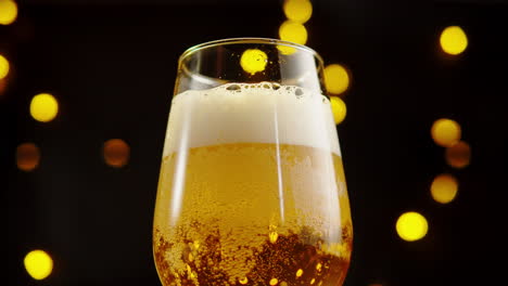 vertiendo cerveza en un vaso