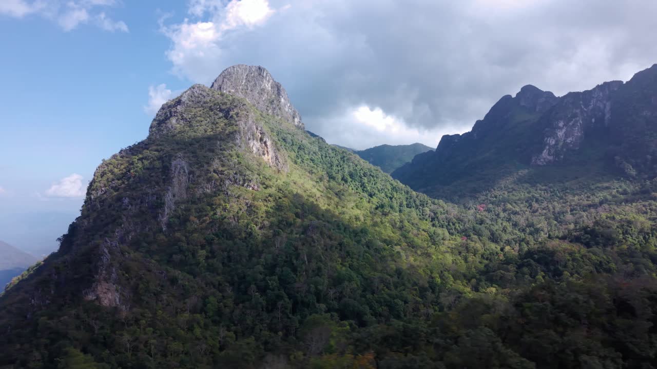 Toàn cảnh trên không về phong cảnh và núi non Chiang Dao ở miền Bắc Thái Lan (7)