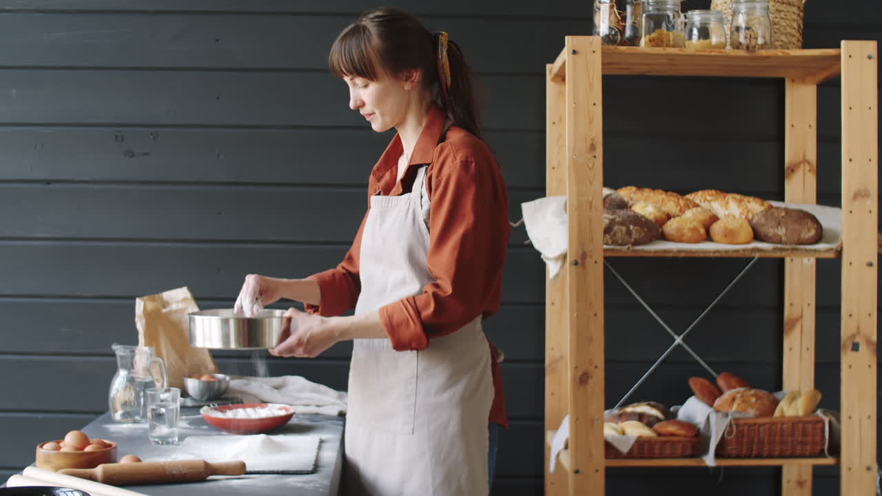 chef de panadería mujer tamizando harina en la cocina