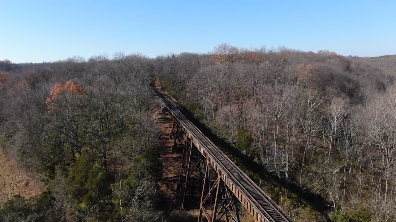 disparo aéreo alejándose del final del papa lick caballete de ferrocarril donde las vías curvan en el bosque en louisville kentucky