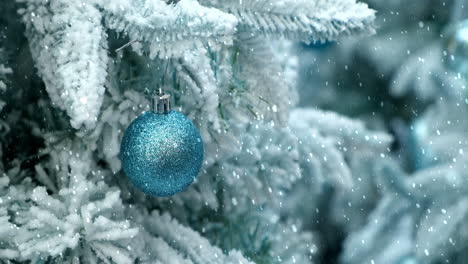 Hermosa-Decoración-Del-árbol-De-Navidad-Con-Nieve-Que-Cae