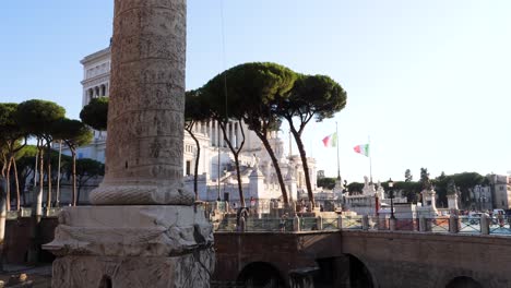 Colonna-Traiana-En-El-Fondo,-Roma,-Italia