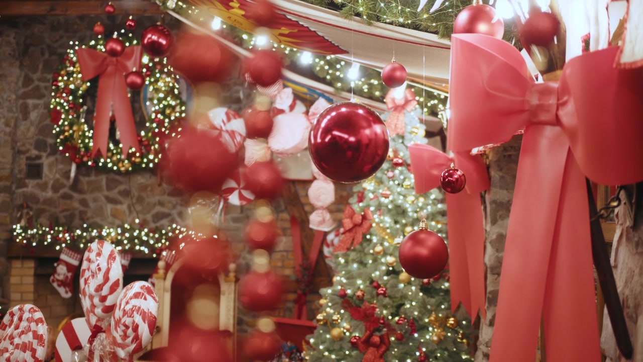 Banyak kotak kado dan dekorasi Natal di bawah pohon Natal yang indah di ruang keluarga.