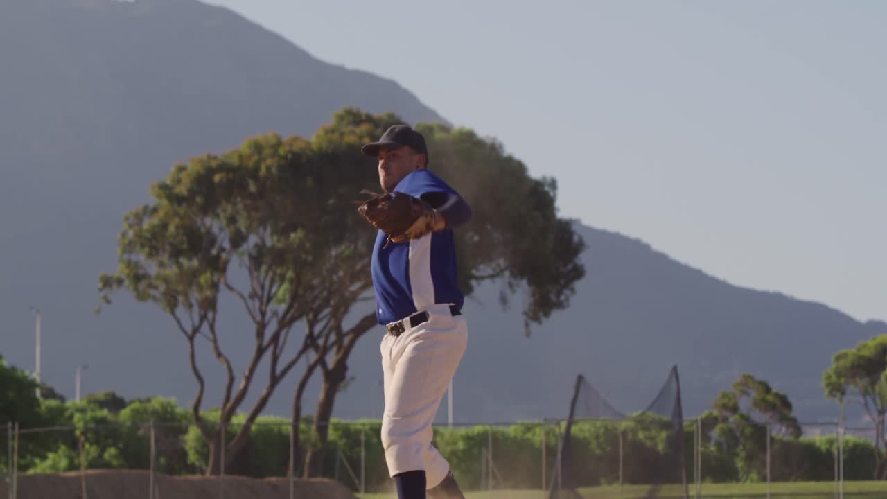 Giocatore di baseball che prende una palla durante una partita