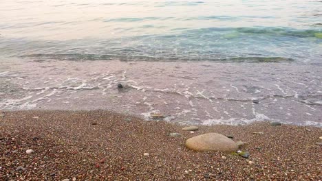 海浪在沙灘上慢慢移動,上面有岩石和沙子