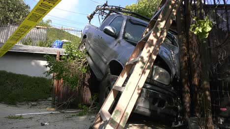 Lastwagen-Kracht-In-Hügeln-Gegen-Haus