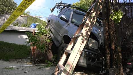camión choca contra casa en colinas