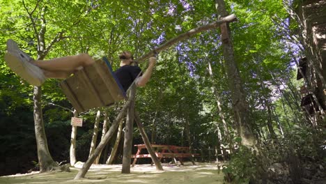 Hombre-Balanceándose-En-Cámara-Lenta.