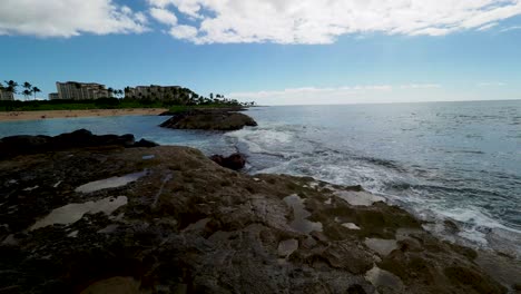 Olas-Rompiendo-Sobre-Las-Rocas-Volcánicas-De-Oahu