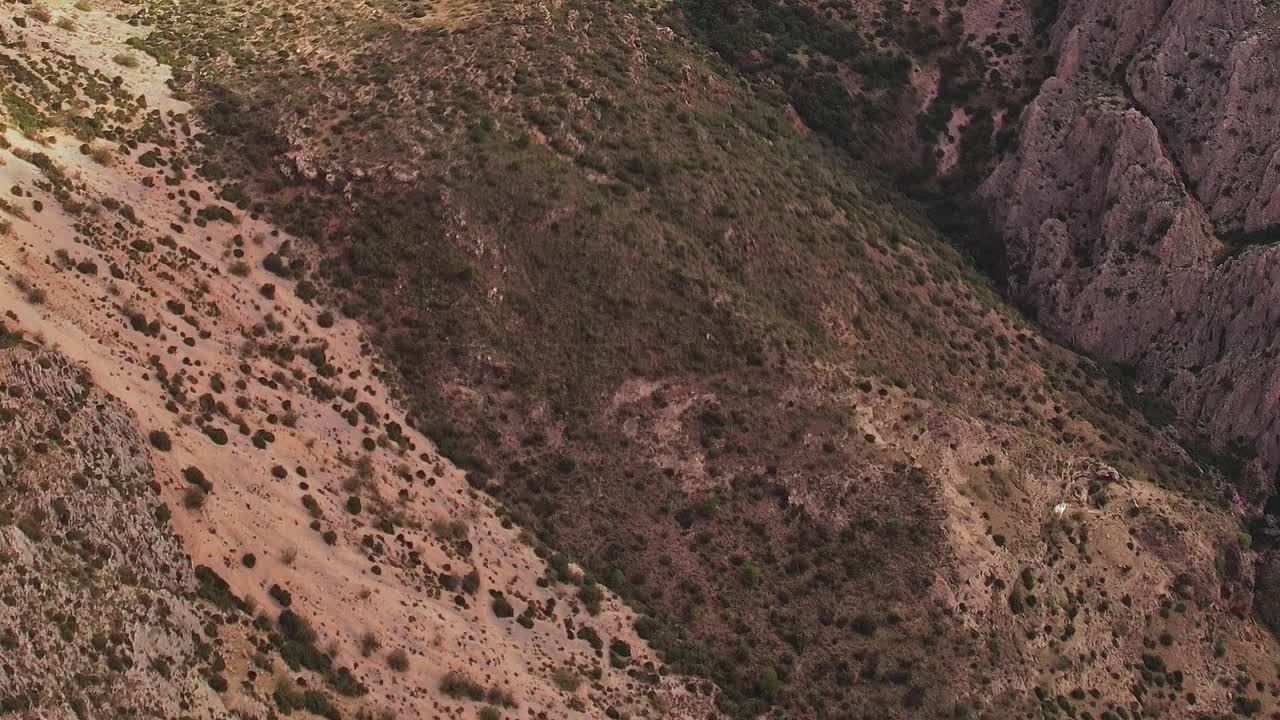 Sentieri escursionistici a Malaga, Spagna, durante una giornata di sole con paesaggio roccioso