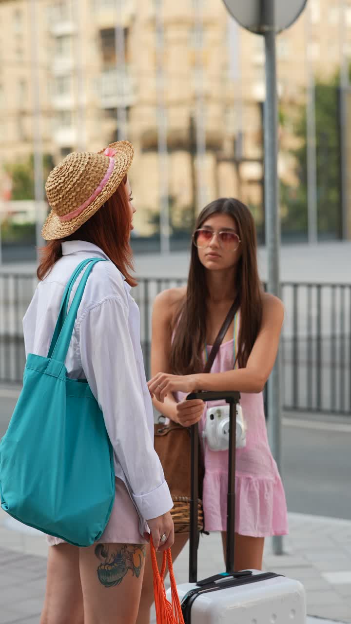 dos mujeres viajando juntas