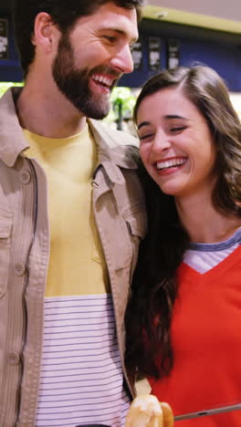 pareja abrazándose en la sección orgánica