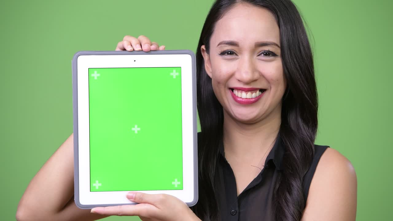 젊은 아름다운 아시아 사업가 여성이 디지털 태블릿을 보여줍니다.