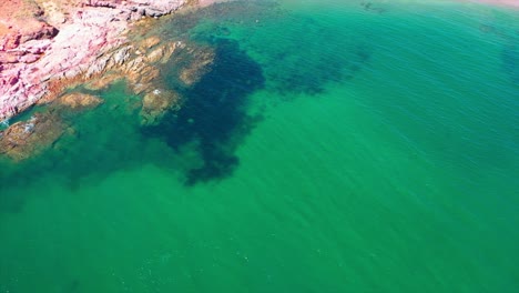 vuelo aéreo sobre playa colorida