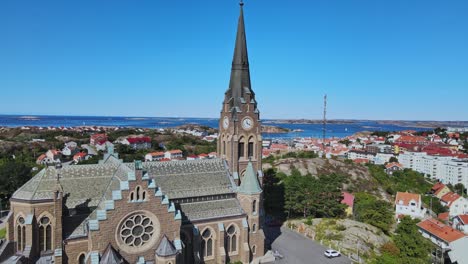 Estilo-De-Arquitectura-Neogótica-De-La-Iglesia-Lysekil-En-Bohuslan,-Vastra-Gotaland,-Suecia