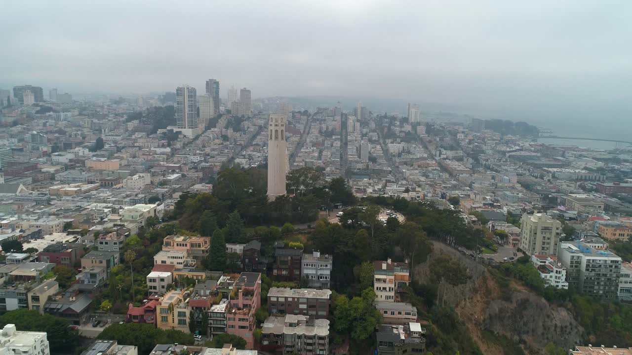 vista aérea san francisco california usa coit tower telegraph hill en un día nublado