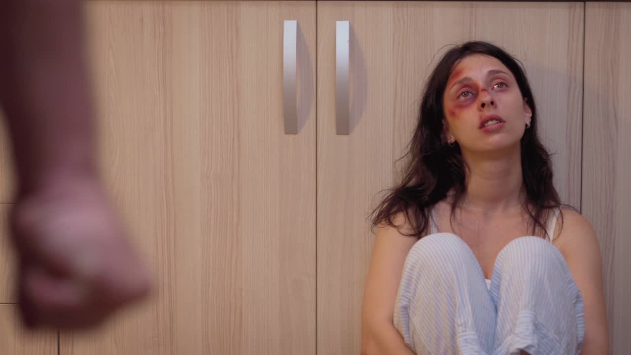 mujer sentada en el suelo sufriendo