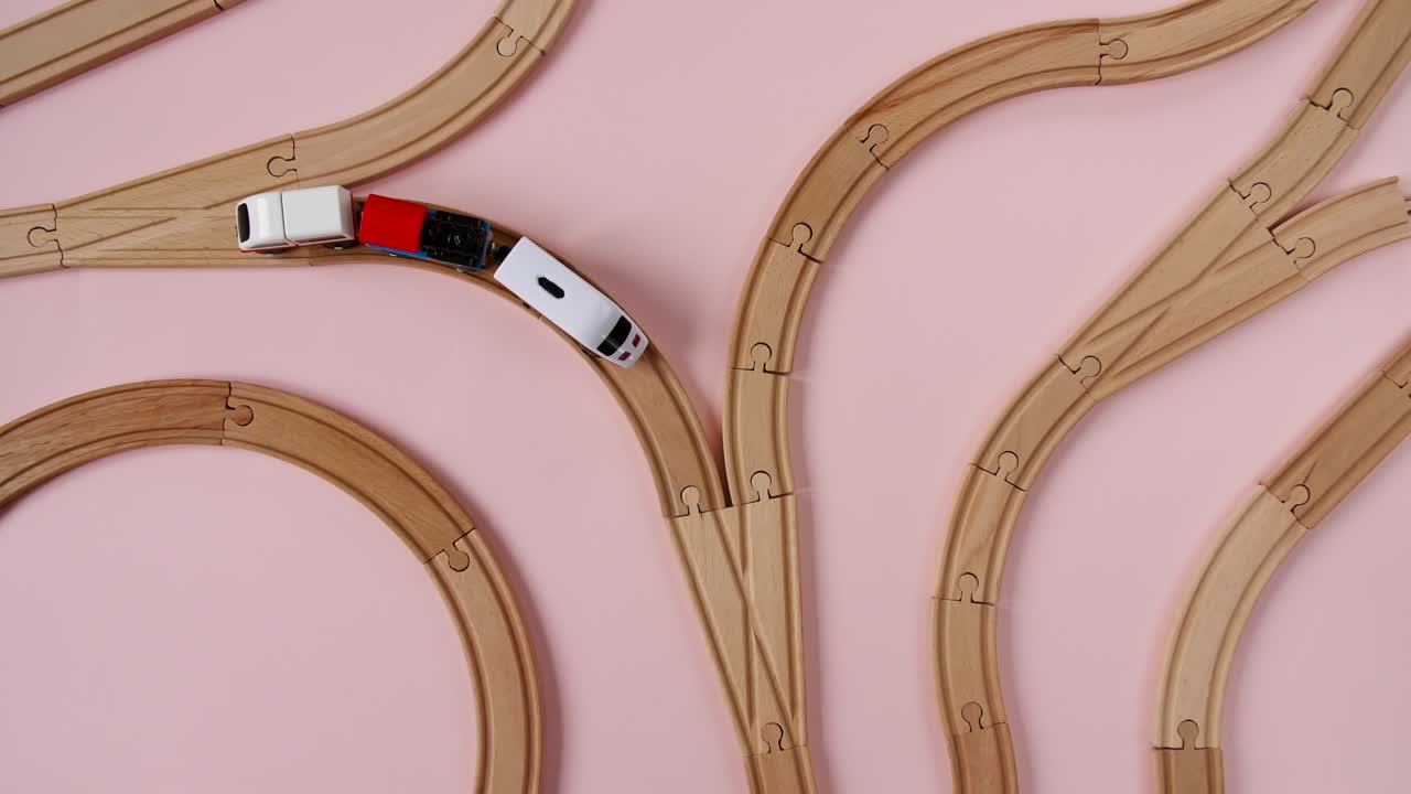 어린이용 장난감 목조 철도 (toy train travel along the railway) - 어린이용 교육용 장난물 (top view) - 코피 스페이스 (copy space)