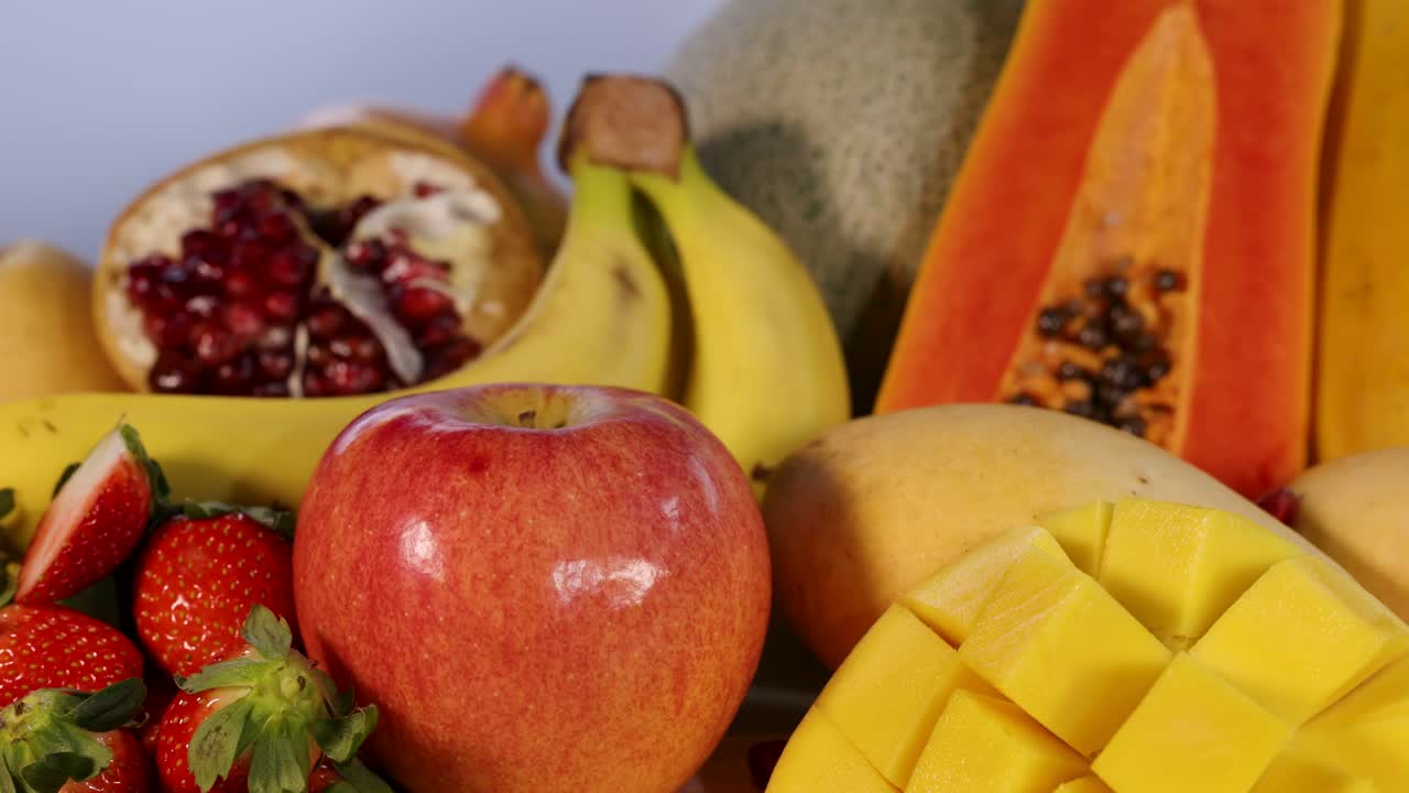 Un vivace assortimento di frutta fresca esposta