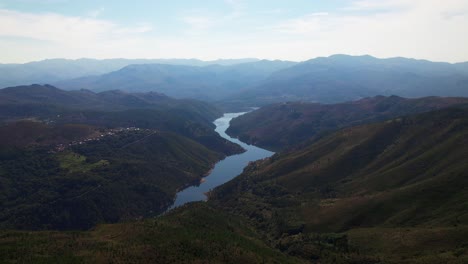 Valle-De-Montaña-Y-Colinas-En-Portugal