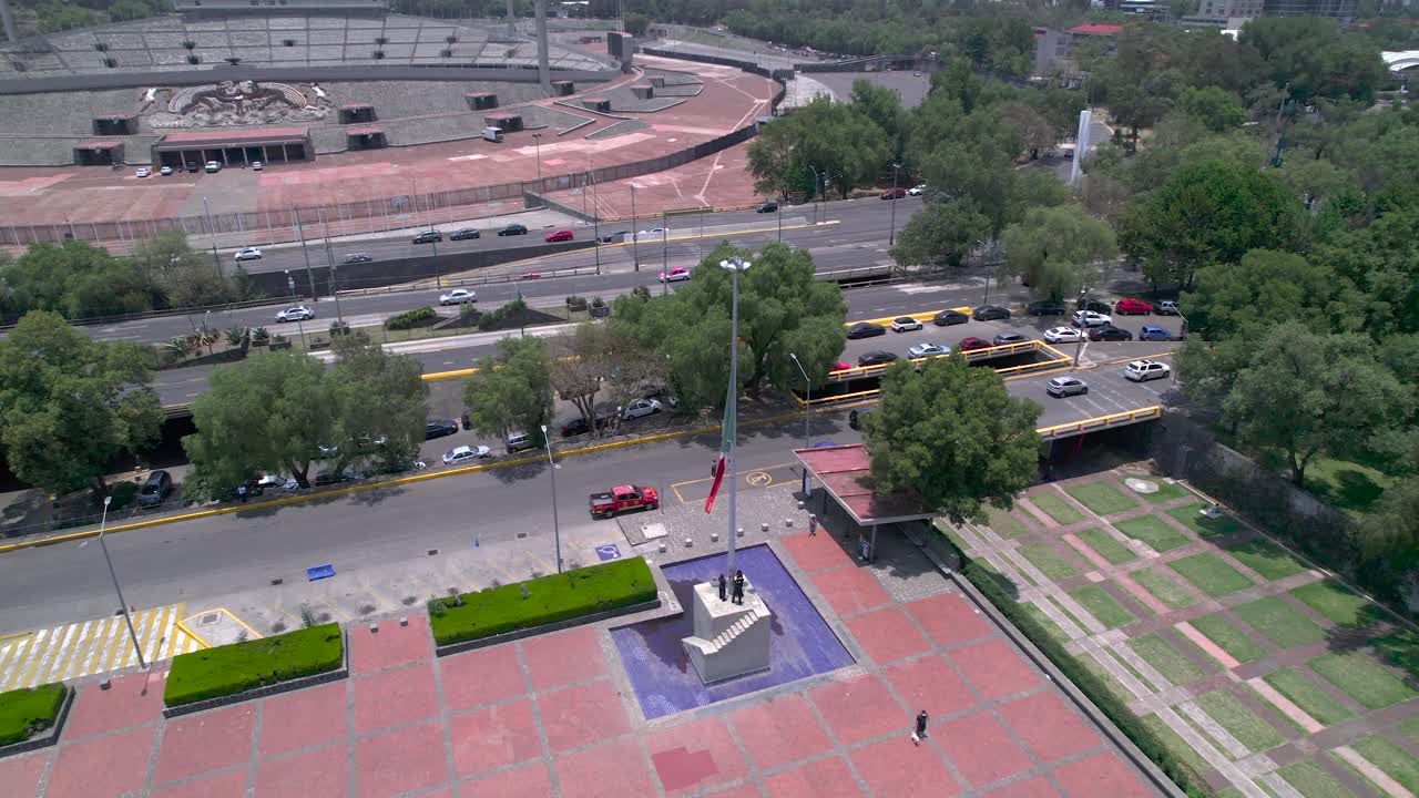 imágenes orbitales de derecha a izquierda mientras se levanta la bandera mexicana en un día ventoso en la ciudad de méxico