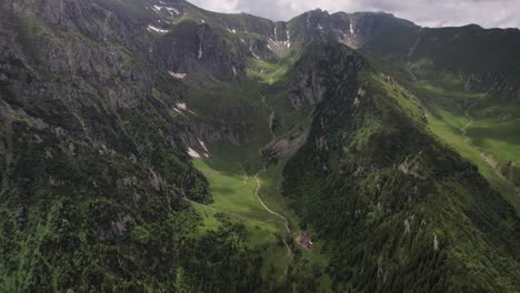 Impresionante-Toma-Aérea-Del-Valle-De-Malaiesti-En-Las-Montañas-De-Bucegi,-Exuberante-Vegetación,-Verano