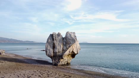 "a pedra dos amantes" - escultura natural de uma rocha em forma de coração