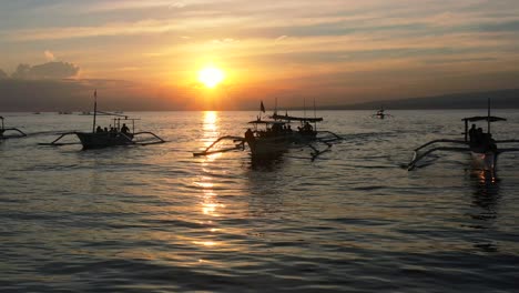 Antena-De-Hermosa-Silueta-De-Botes-Jukung-Indonesios-En-Tour-De-Delfines-Con-Turistas-Al-Amanecer-En-Lovina-Bali-Indonesia