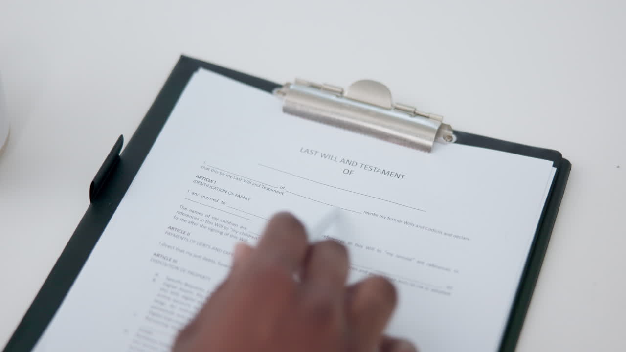 testamento, testamento y firma con las manos de la persona